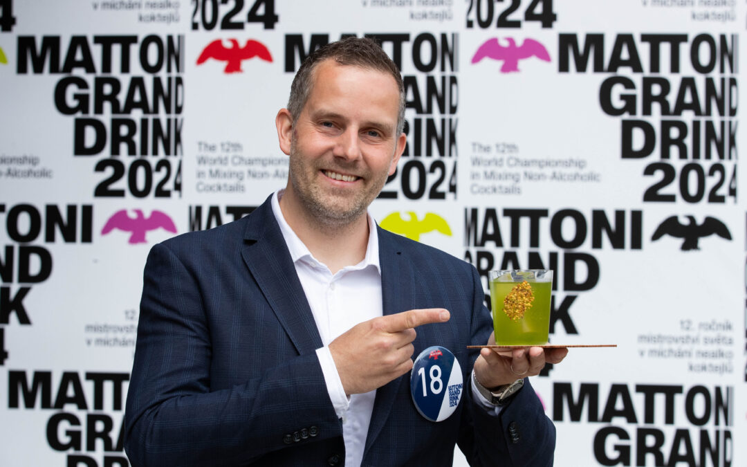 Mistrovství světa Mattoni Grand Drink odehrávající se v Karlových Varech vyhrál po 11 letech Čech! Nejlepší nealkoholický koktejl světa namíchal Martin Vogeltanz