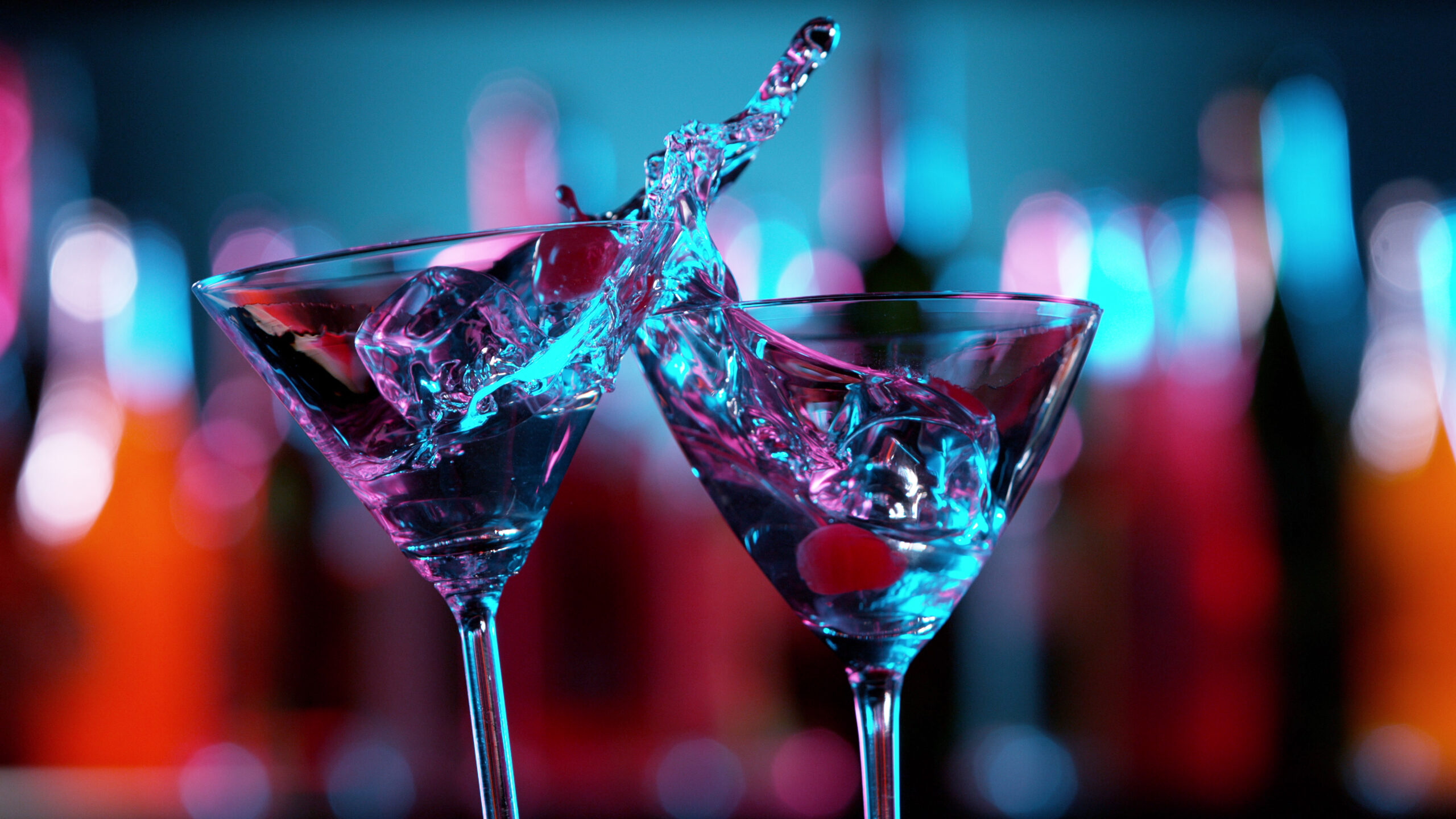 Closeup,Of,Splashing,Martini,Cocktails,In,Cheers,Gesture.,Bar,On